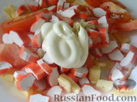 Фото приготовления рецепта: Салат из крабовых палочек "Кайфовый" - шаг №7
