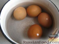 Фото приготовления рецепта: Огурцы, маринованные с вишней, на зиму - шаг №3