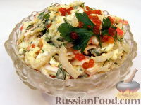 Фото к рецепту: Салат с кальмарами и красной икрой