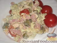 Фото приготовления рецепта: Салат мясной с овощами и сыром - шаг №12