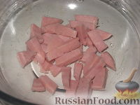 Фото приготовления рецепта: Салат мясной с овощами и сыром - шаг №2