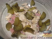 Фото приготовления рецепта: Салат мясной с овощами и сыром - шаг №4