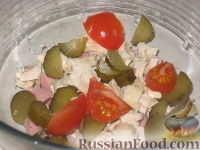 Фото приготовления рецепта: Салат мясной с овощами и сыром - шаг №5
