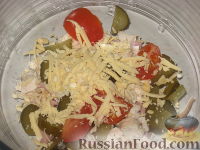 Фото приготовления рецепта: Салат мясной с овощами и сыром - шаг №6