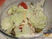 Фото приготовления рецепта: Салат мясной с овощами и сыром - шаг №8
