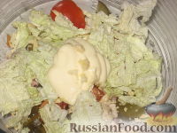 Фото приготовления рецепта: Салат мясной с овощами и сыром - шаг №9