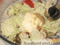 Фото приготовления рецепта: Салат мясной с овощами и сыром - шаг №10
