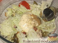 Фото приготовления рецепта: Салат мясной с овощами и сыром - шаг №11