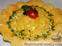 Фото к рецепту: Салат "Подсолнух" с кукурузой и грибами