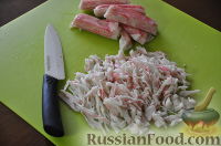 Фото приготовления рецепта: Салат "Цезарь" слоеный с креветками и крабовыми палочками - шаг №7