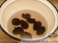 Фото приготовления рецепта: Салат «Черный жемчуг» - шаг №2
