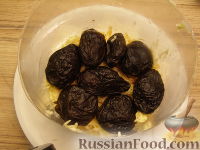 Фото приготовления рецепта: Салат «Черный жемчуг» - шаг №12