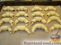 Фото приготовления рецепта: Домашние рогалики с повидлом - шаг №9