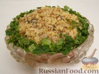 Фото к рецепту: Салат из курицы с черносливом и грибами