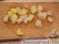 Фото приготовления рецепта: Салат из креветок с курицей и ананасами - шаг №5