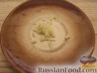Фото приготовления рецепта: Салат из креветок с курицей и ананасами - шаг №6
