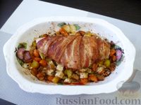 Фото приготовления рецепта: Куриная грудка в беконе, запечённая с овощами - шаг №10