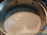 Фото приготовления рецепта: Манная молочная каша с изюмом - шаг №3