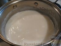 Фото приготовления рецепта: Манная молочная каша с изюмом - шаг №4