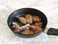 Фото приготовления рецепта: Тушеная печень в чесночно-ореховом соусе - шаг №3