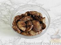 Фото приготовления рецепта: Тушеная печень в чесночно-ореховом соусе - шаг №4