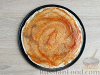 Фото приготовления рецепта: Блинная пицца с колбасой и помидорами - шаг №9