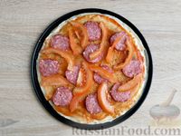 Фото приготовления рецепта: Блинная пицца с колбасой и помидорами - шаг №11