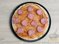 Фото приготовления рецепта: Блинная пицца с колбасой и помидорами - шаг №10
