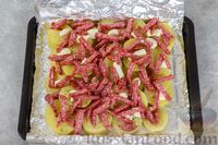 Фото приготовления рецепта: Картошка в духовке, запечённая с колбасой - шаг №9