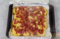 Фото приготовления рецепта: Картошка в духовке, запечённая с колбасой - шаг №11