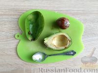 Фото приготовления рецепта: Закуска из авокадо и яиц - шаг №2
