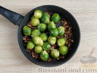 Фото приготовления рецепта: Жареная брюссельская капуста с орехами и кунжутом - шаг №7