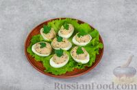 Фото приготовления рецепта: Фаршированные яйца с тунцом - шаг №7
