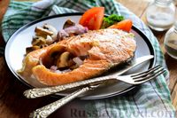 Фото к рецепту: Жареный лосось в медовой глазури, с грибами и луком