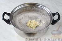 Фото приготовления рецепта: Суп-пюре из шампиньонов с чесноком - шаг №16