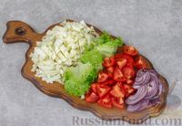 Фото приготовления рецепта: Салат с селедкой и помидорами - шаг №2