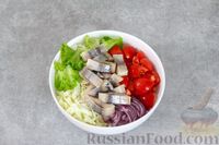 Фото приготовления рецепта: Салат с селедкой и помидорами - шаг №4