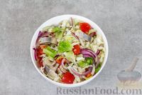 Фото приготовления рецепта: Салат с селедкой и помидорами - шаг №7
