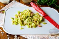 Фото приготовления рецепта: Салат из редьки с яйцом и кукурузой - шаг №3