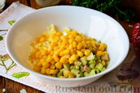 Фото приготовления рецепта: Салат из редьки с яйцом и кукурузой - шаг №4