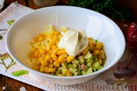 Фото приготовления рецепта: Салат из редьки с яйцом и кукурузой - шаг №5