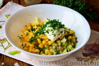 Фото приготовления рецепта: Салат из редьки с яйцом и кукурузой - шаг №6