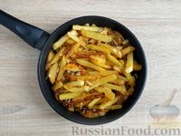 Фото приготовления рецепта: Жаркое из свинины с картофелем и томатным соусом - шаг №9