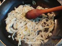 Фото приготовления рецепта: Луковый суп на курином бульоне с гренками - шаг №7