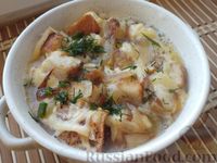 Фото к рецепту: Луковый суп на курином бульоне с гренками
