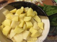 Фото приготовления рецепта: Тушеная картошка с оливками и шпинатом - шаг №4