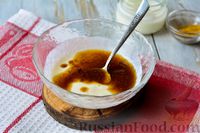 Фото приготовления рецепта: Маринованная селёдка в соусе с карри, яблоком и солёным огурцом - шаг №4