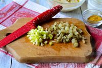 Фото приготовления рецепта: Маринованная селёдка в соусе с карри, яблоком и солёным огурцом - шаг №5