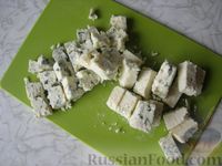 Фото приготовления рецепта: Салат «Герцогиня» с сыром дорблю, киви и орехами - шаг №5