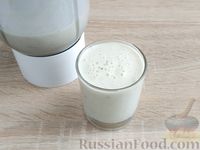 Фото приготовления рецепта: Молочный коктейль с фруктами, медом и имбирём - шаг №7